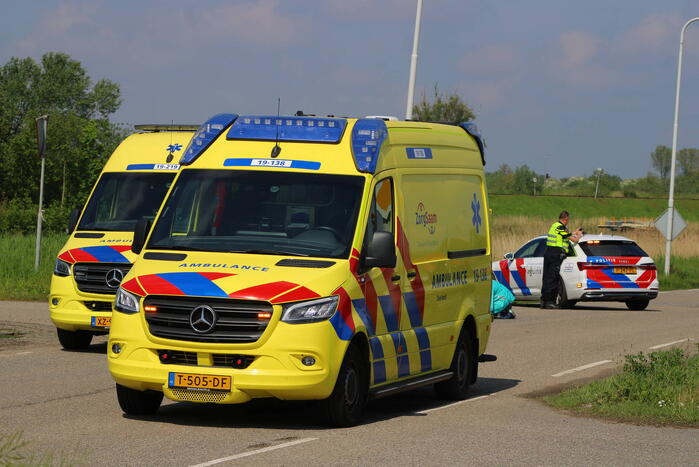 Motorrijders onderuit voor ambulancepost