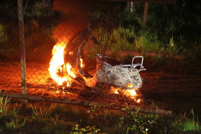 Scooter volledig verwoest door brand